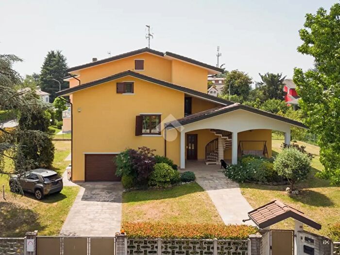 Casa con 6 locali in vendita in Via Gramsci, Pantigliate