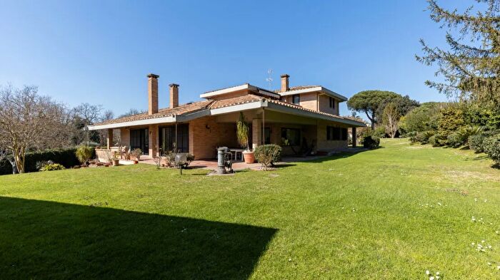 Casa con 12 locali in vendita in Largo Olgiata Roma Olgiata, Roma