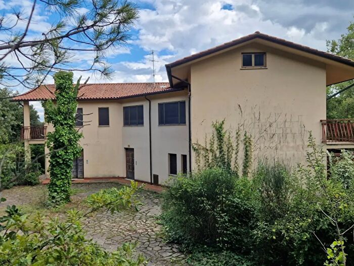 Casa con 12 locali in vendita in Via del Larice, Perugia