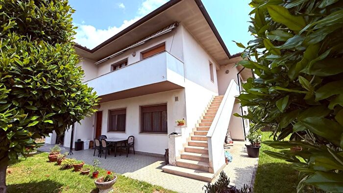 Casa con 10 locali in vendita in Vicopisano