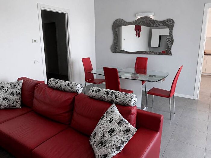 Appartamento trilocale in affitto in Via Novembre, Centro, Mariano Comense