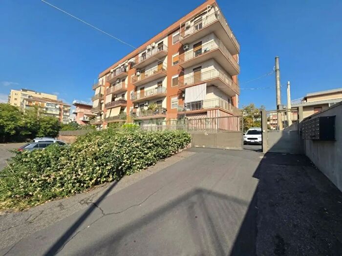 Appartamento trilocale in affitto in Via De Logu, Catania