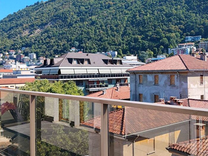 Appartamento trilocale in affitto in Piazza del Popolo, Valduce Crispi, Como