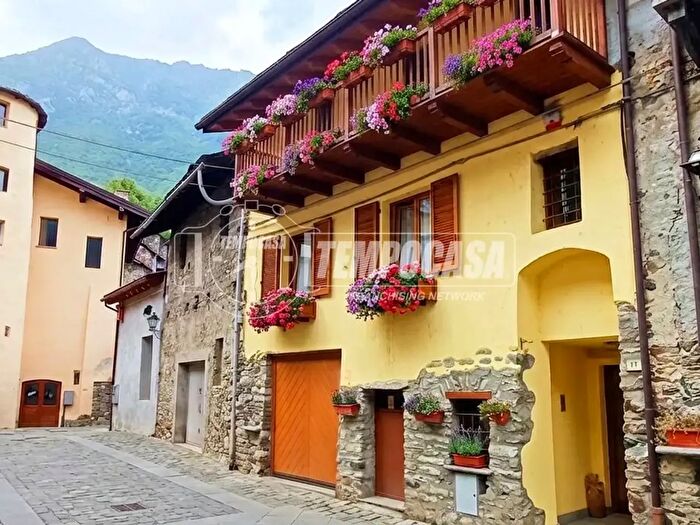 Casa con 5 locali in vendita in Donnas