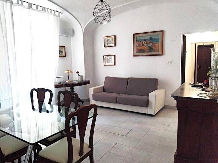 Appartamento trilocale in vendita in Piazzetta Trinità degli Spagnoli, Napoli