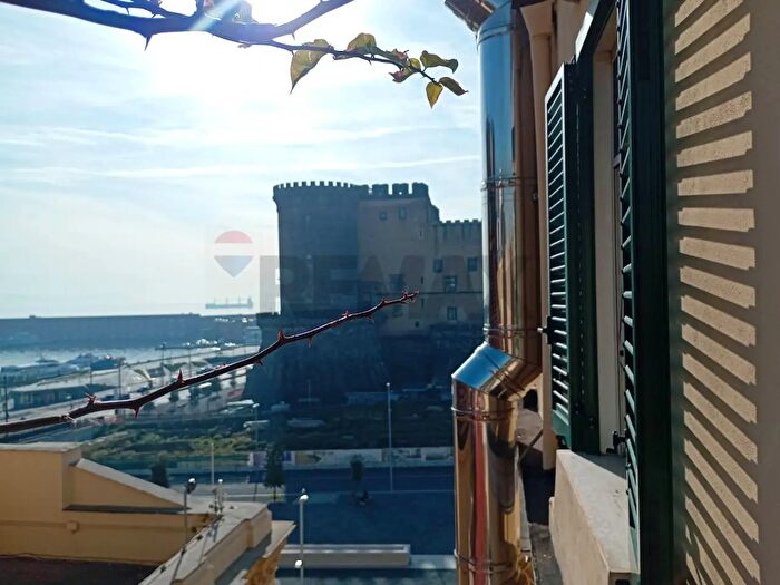 Appartamento con 6 locali in vendita in Via Agostino Depretis, Napoli