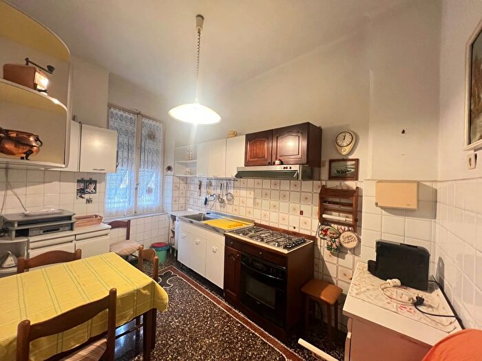 Appartamento trilocale in vendita in Via Guido Pellizzari, Genova