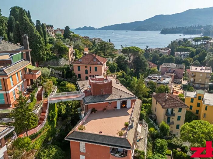 Appartamento con 10 locali in vendita in Via Pietrafraccia, Rapallo