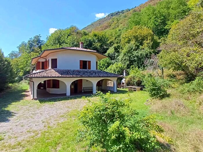Casa con 10 locali in vendita in Follina