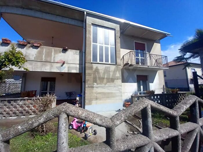 Casa con 6 locali in vendita in Via San Francesco dAssisi, Cairate