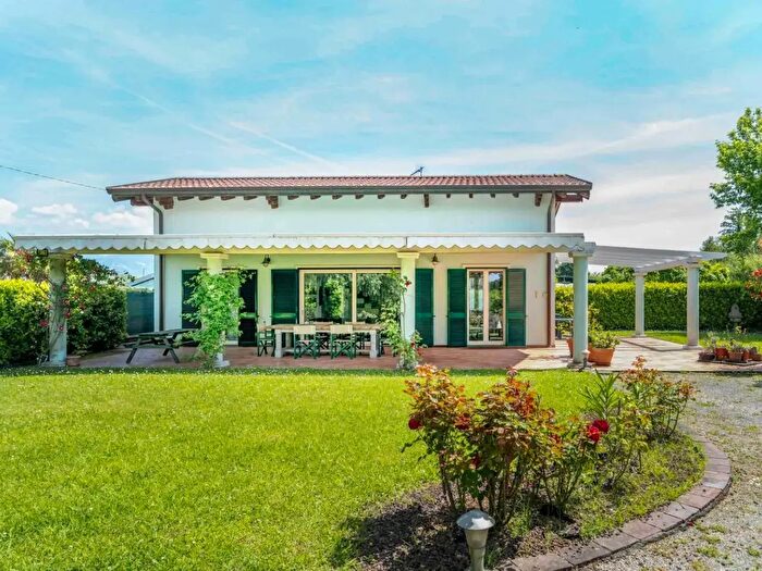 Casa quadrilocale in vendita in Massa