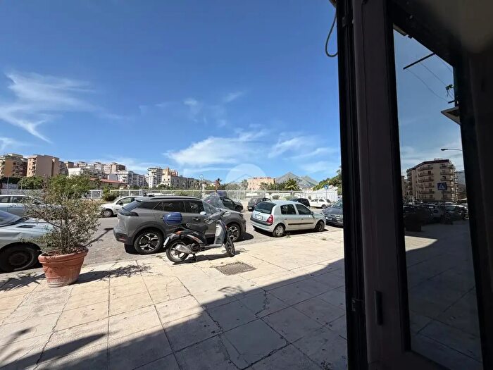 Appartamento bilocale in vendita in Via Guglielmo Il Buono, Palermo