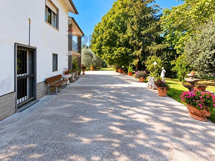 Casa con 5 locali in vendita in Località Santarello Snc, Soriano Nel Cimino