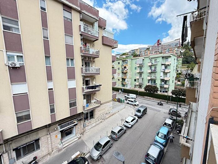 Appartamento trilocale in affitto in Via Roberto Murolo, Fuorigrotta, Napoli