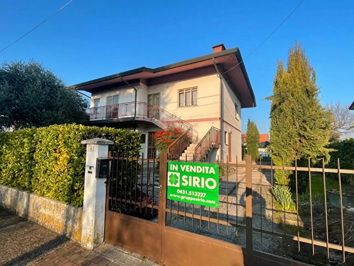 Casa con 8 locali in vendita in Via della Vicinia, Palazzolo Dello Stella