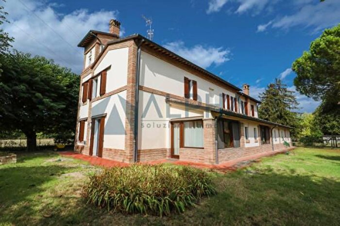 Casa con 6 locali in vendita in Via Cassirano, Forli