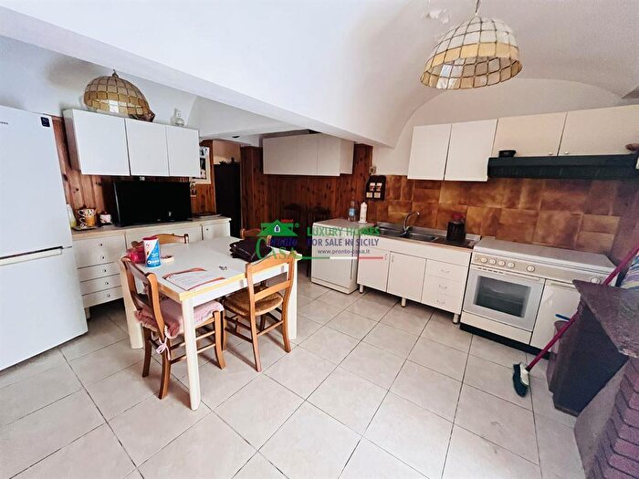 Casa con 6 locali in vendita in Via Flavio Gioia, Comiso