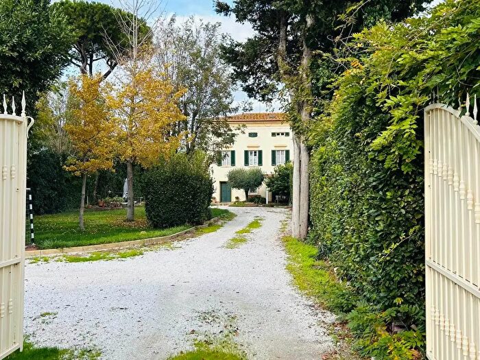 Casa con 8 locali in vendita in Cecina