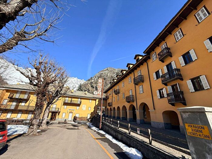 Appartamento trilocale in affitto in Via dei Bagni, Centro, Courmayeur