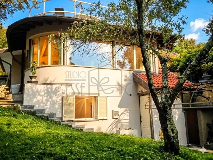 Casa con 7 locali in vendita in Camaiore