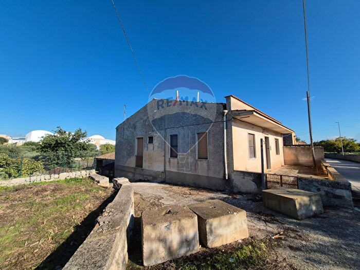 Casa con 8 locali in vendita in Via Saitta, Modica