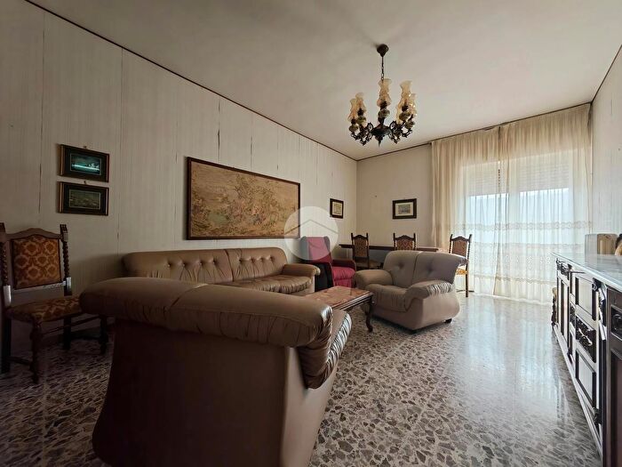 Appartamento con 6 locali in vendita in Via Umberto Giordano, Manfredonia