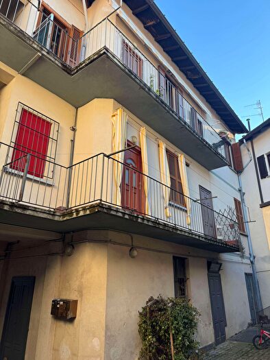 Appartamento trilocale in vendita in Comerio