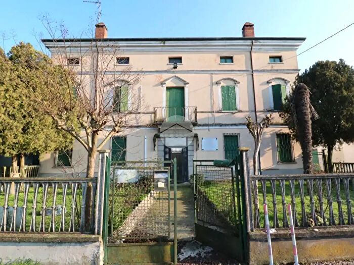 Appartamento con 6 locali in vendita in Via Colonna, Castelbelforte