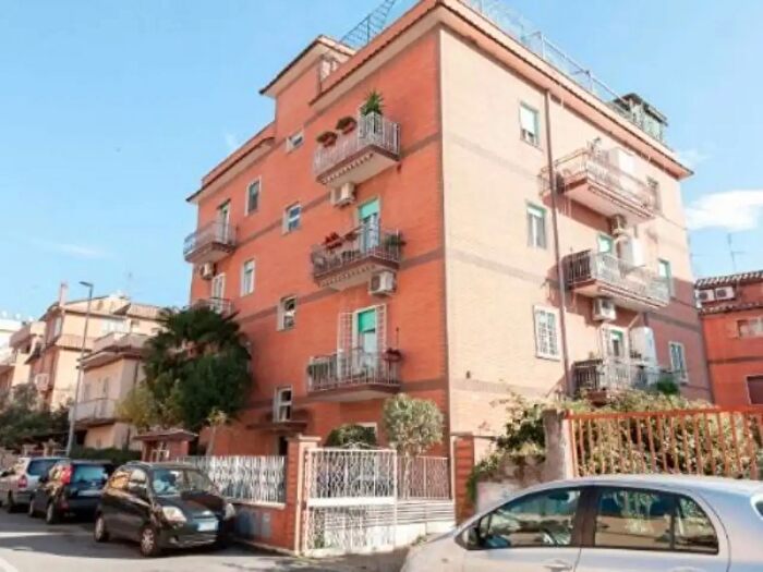 Appartamento trilocale in vendita in Via Carenno, Roma