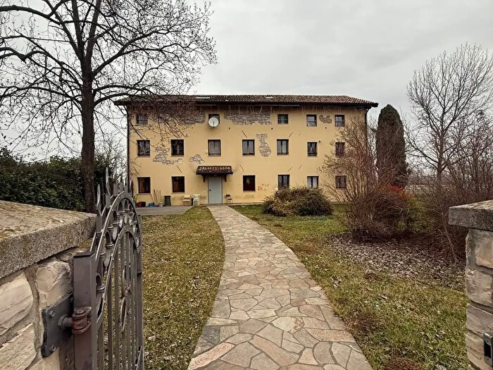 Casa con 20 locali in vendita in Torviscosa