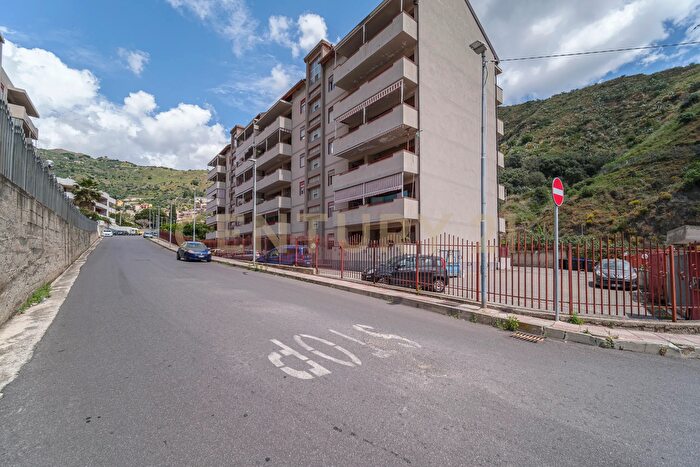 Appartamento con 7 locali in vendita in Via Giovanni Manganaro, Messina