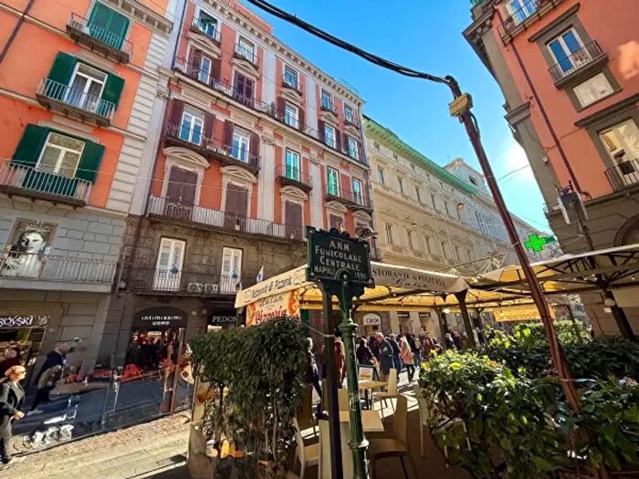 Appartamento trilocale in vendita in Vico dAfflitto, Napoli