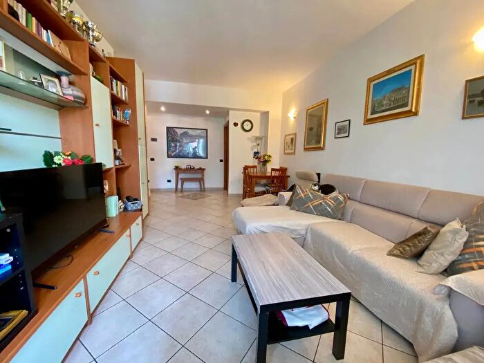 Appartamento trilocale in vendita in Via Airolo, Milano
