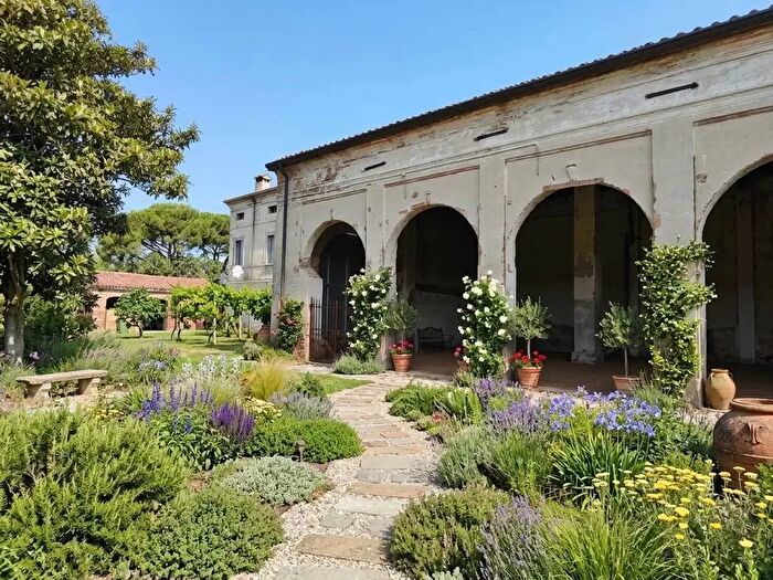 Casa con 8 locali in vendita in Strada Chiaviche, Pegognaga