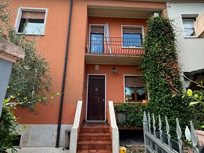 Casa con 6 locali in vendita in Via Giovanni Randaccio, Verona