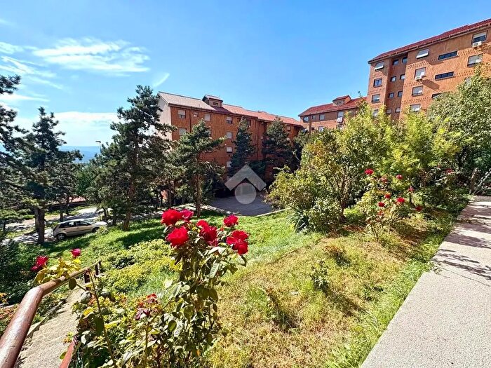Appartamento trilocale in vendita in Via del Montasio, Trieste