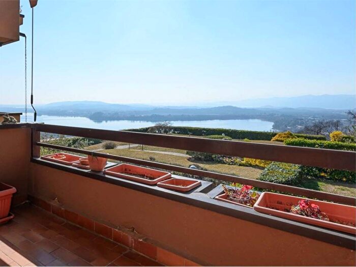 Appartamento bilocale in affitto in Via Valle Oro, Comerio