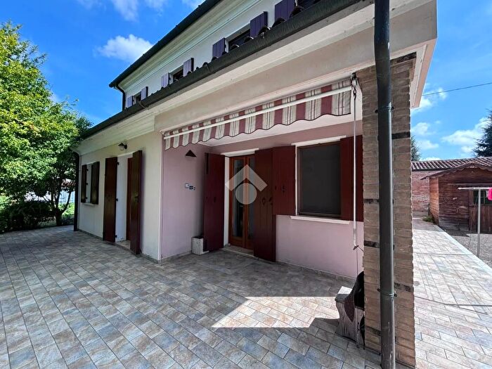 Casa quadrilocale in vendita in Via Rosmini, Correzzola