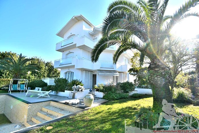 Casa con 9 locali in vendita in Montignoso