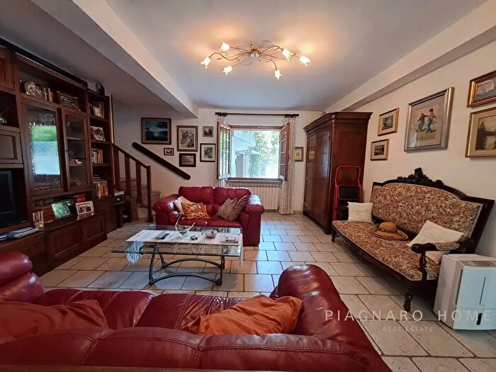 Casa con 11 locali in vendita in Tresana