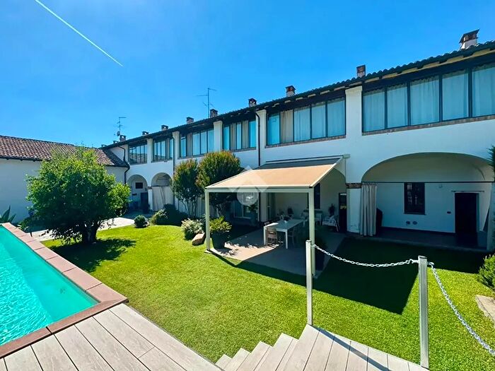 Appartamento con 5 locali in vendita in Via Quartiere, Castelleone