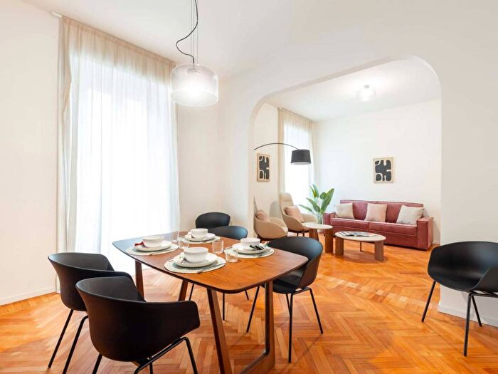 Appartamento trilocale in affitto in Via Curtatone, Quadronno Crocetta, Milano