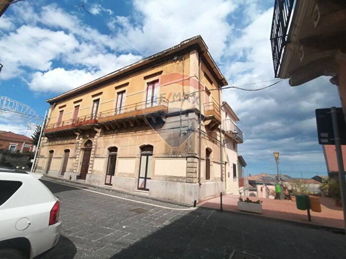 Appartamento con 6 locali in vendita in Via Etnea, Milo