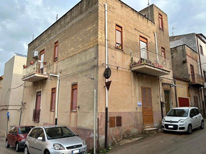 Casa con 9 locali in vendita in Via Chiaramonte Ribera, Ribera