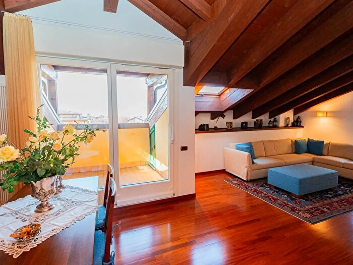 Appartamento trilocale in vendita in Via Tanera, Colico