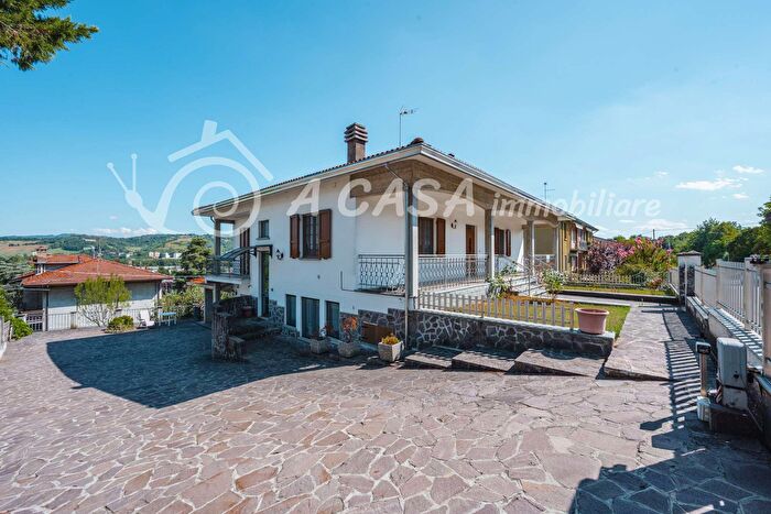 Casa con 13 locali in vendita in Via Benedetto Croce, Medesano