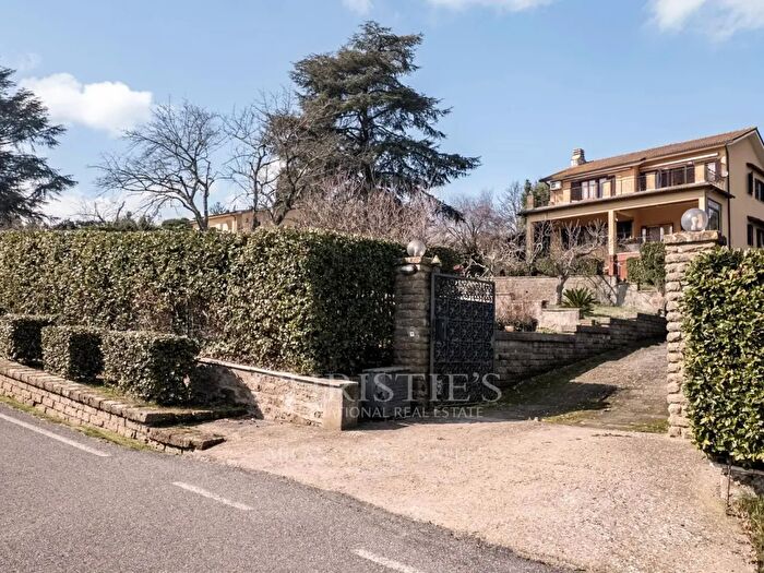 Casa con 13 locali in vendita in Via delle Ginestre, Sutri