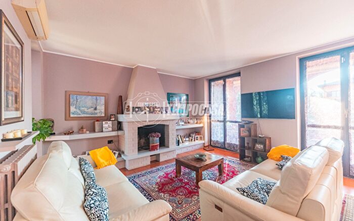 Casa con 6 locali in vendita in Via Pavia, Cusago