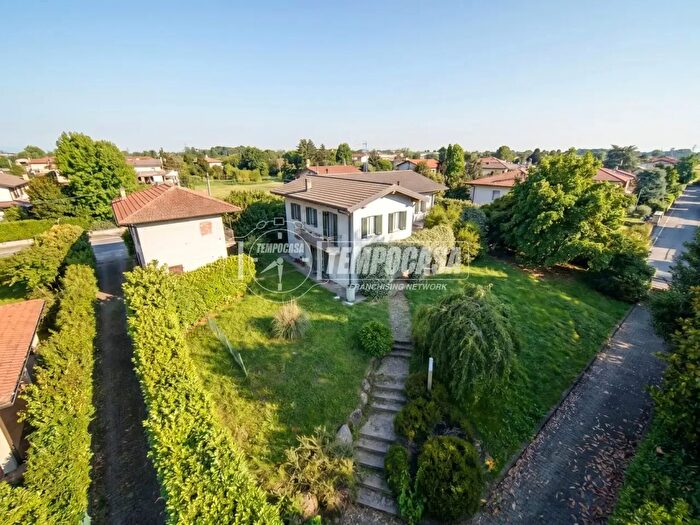 Casa con 5 locali in vendita in Sesto Calende
