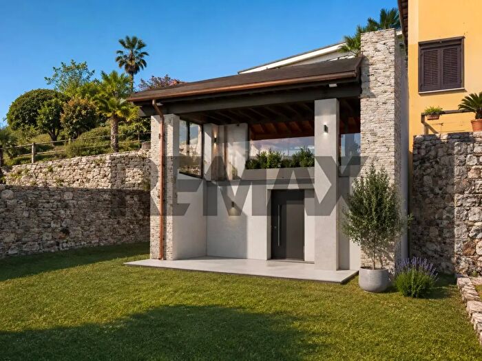 Casa bilocale in vendita in Via Castello, Cadrezzate con Osmate